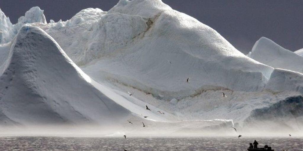 Das warme Wetter hat letztes Jahr in Grönland mehr Eis schmelzen lassen als prophezeit. Der Meeresspiegel weltweit stieg um zwei Millimeter. Das scheint nicht viel, aber mit der Zeit machts was aus. (Archivbild)