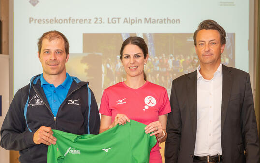 OK-Chef Christof Willinger, Karin Schöb vom Charitylauf Pink Ribbon und LGT-Vertreter Florian Kaiser (v.l.).