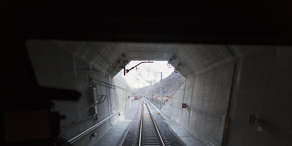 Zehntausende wollen am 1. Juni 2016 als erste Passagiere in den 57 Kilometer langen Gotthard-Basistunnel einfahren. Zehntausende wollen am 1. Juni 2016 als erste Passagiere in den 57 Kilometer langen Gotthard-Basistunnel einfahren.