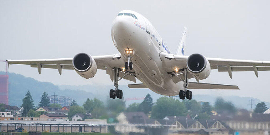 22 Sekunden Schwerelosigkeit - nicht als Freizeitvergnügen, sondern zu Forschungszwecken: Heute hebt ein weiterer Parabelflug vom Flugplatz Dübendorf ab. (UZH)