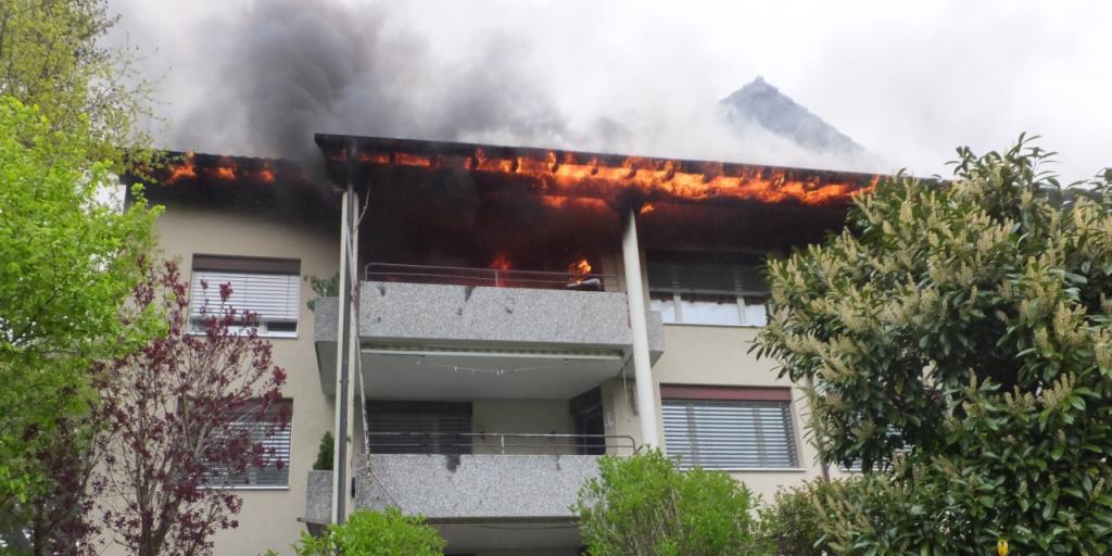 Beim Brand in einem Mehrfamilienhaus in Schänis SG ist am späten Samstagnachmittag ein Sachschaden von mehreren 100'000 Franken entstanden. (Bild: Kantonspolizei St. Gallen)