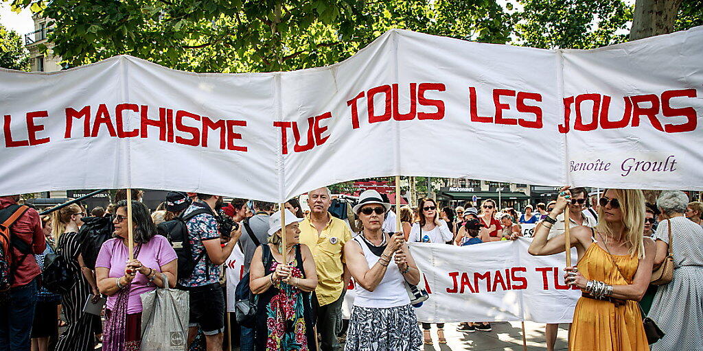 Zahlreiche Menschen haben in Paris gegen Gewalt gegen Frauen demonstriert. Seit Anfang Jahr sind mehr als 70 Frauen in Frankreich von ihrem Partner oder Ex-Partner getötet worden.