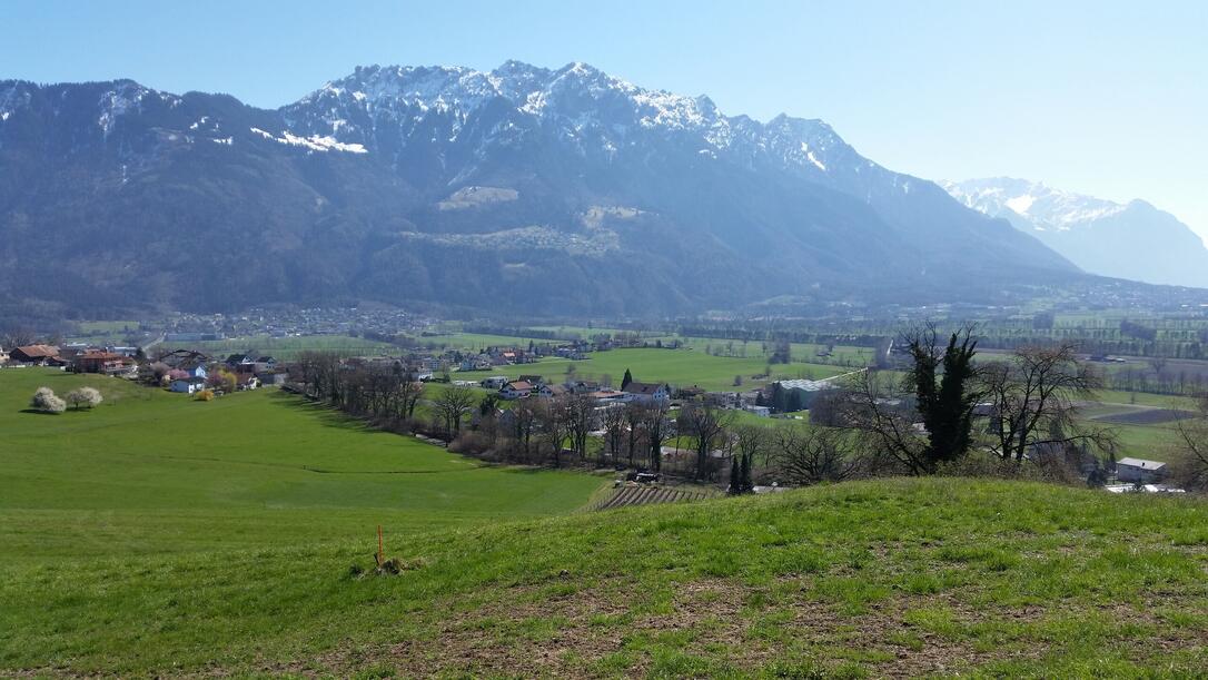 Blick von Krest auf Eschen, auf dem Höhenweg. Sehr schön dort auf einem Bänkle zu verweilen und die Aussicht zu geniessen. Ich liebe den Platz.