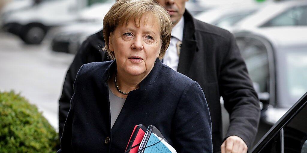 Buchstäblich erschöpfende Gespräche - Kanzlerin Merkel mit Vorschlägen für eine "Jamaika"-Koalition unter dem Arm.
