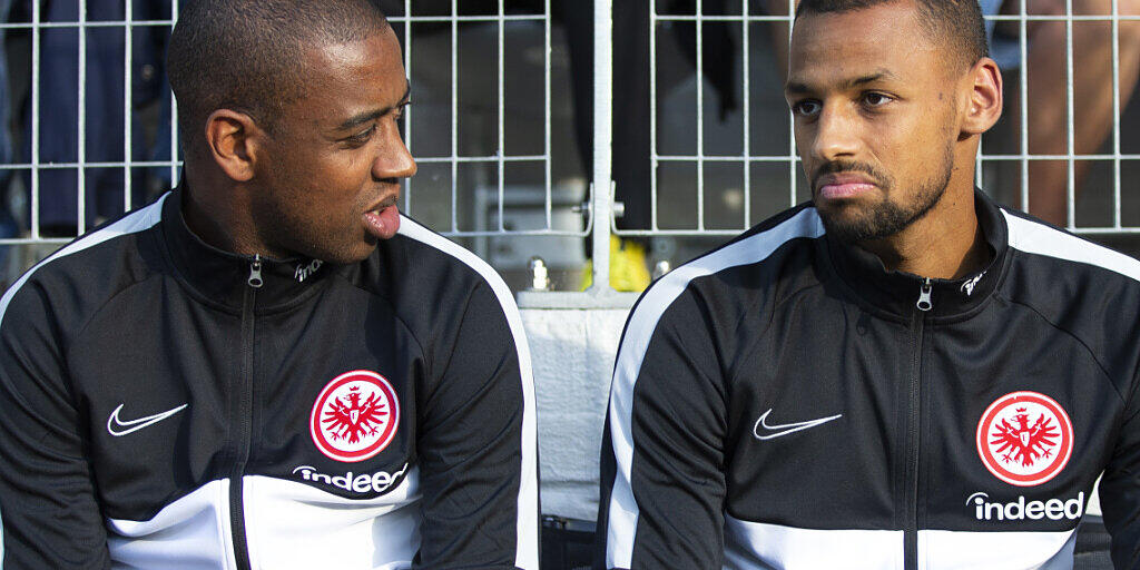 Gelson Fernandes (rechts) und Djibril Sow, beides Schweizer Internationale, befinden sich wegen eines Corona-Falls bei Eintracht Frankfurt in häuslicher Quarantäne