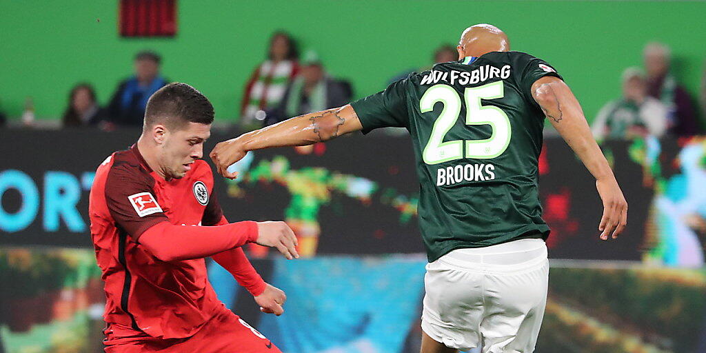 Frankfurts Goalgetter Luka Jovic (links) gegen John Anthony Brooks von Wolfsburg