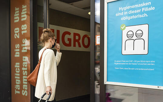 Die grosse Mehrheit der Schweizerinnen und Schweizer hat keine Mühe mit einer Maskenpflicht in geschlossenen öffentlichen Räumen. (Themenbild)