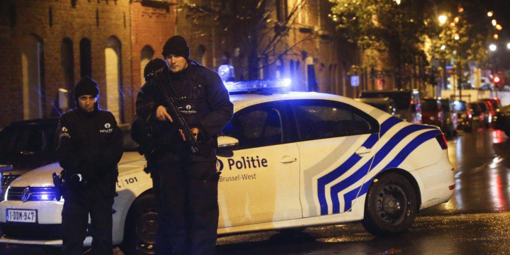 Polizisten im Brüsseler Stadtteil Molenbeek, wo bei Razzien mehrere Terrorverdächtige festgenommen wurden. Belgien hat für Brüssel die höchste Terrorwarnstufe ausgerufen.
