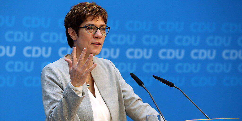 Auf der Suche nach Lösungen in der Migrationspolitik müsse die Union "Humanität und Härte" vereinen, forderte Parteichefin Annegret Kramp-Karrenbauer nach "Werkstattgesprächen" zum Thema Migration.