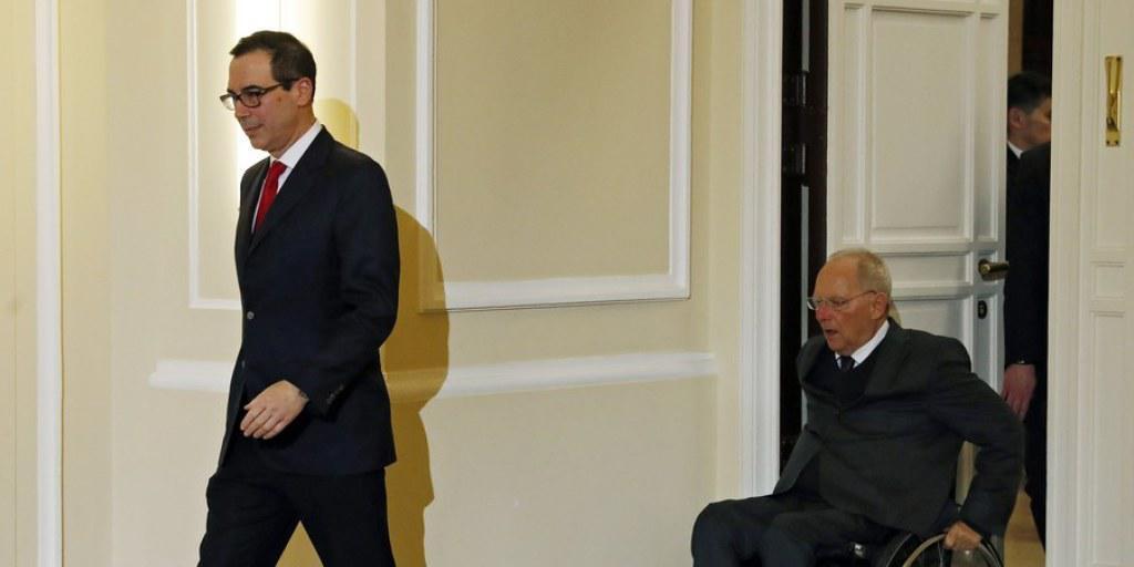 US-Finanzminister Steven Mnuchin (links) gefolgt von seinem deutschen Amtskollegen Wolfgang Schäuble (in einer Aufnahme vom Donnerstag, 16. März 2017 nach ihrem Vorbereitungsgespräch zum G20-Treffen in Baden-Baden).