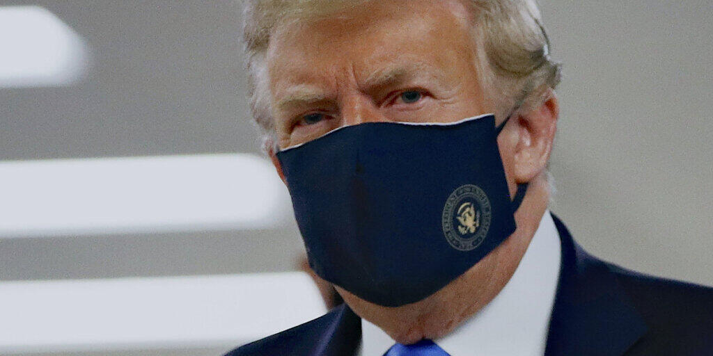 US-Präsident Donald Trump mit einem Stoff-Mundschutz, auf dem das Präsidenten-Siegel abgebildet ist. Foto: Patrick Semansky/AP/dpa