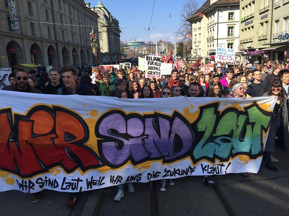 "Wir sind hier, wir sind laut, weil man uns die Bildung klaut", skandierten die Teilnehmer der Demonstration gegen Bildungsabbau in Bern.