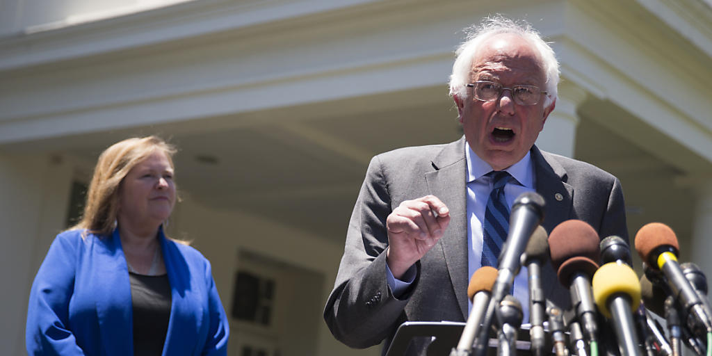 Bernie Sanders bleibt kämpferisch, auch nach seinem Gespräch mit US-Präsident Barack Obama. Links steht Sanders Frau Jane