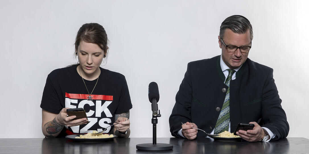 Konzentriert bei der Arbeit: Julia Strauss und Daniel Bargetze Konzentriert bei der Arbeit: Julia Strauss und Daniel Bargetze