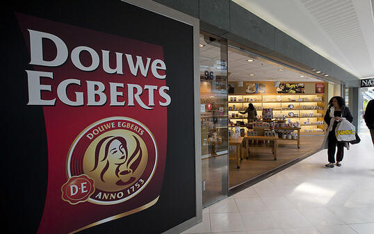 Die Jacobs-Kaffeeholding JDE Peet's, zu der auch die Kaffeekette Douwe Egberts gehört, hat beim Börsengang in Amsterdam 2,3 Milliarden Euro eingesammelt.(Archivbild)