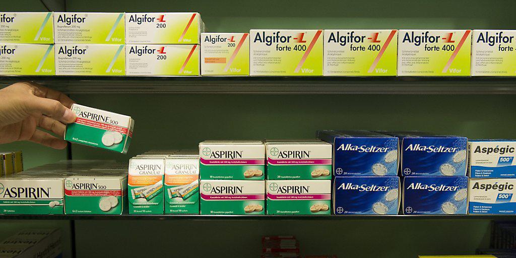 Die Zahl der Apotheken in der Schweiz steigt leicht. Blick in ein Medikamentenregal. (Symbolbild)