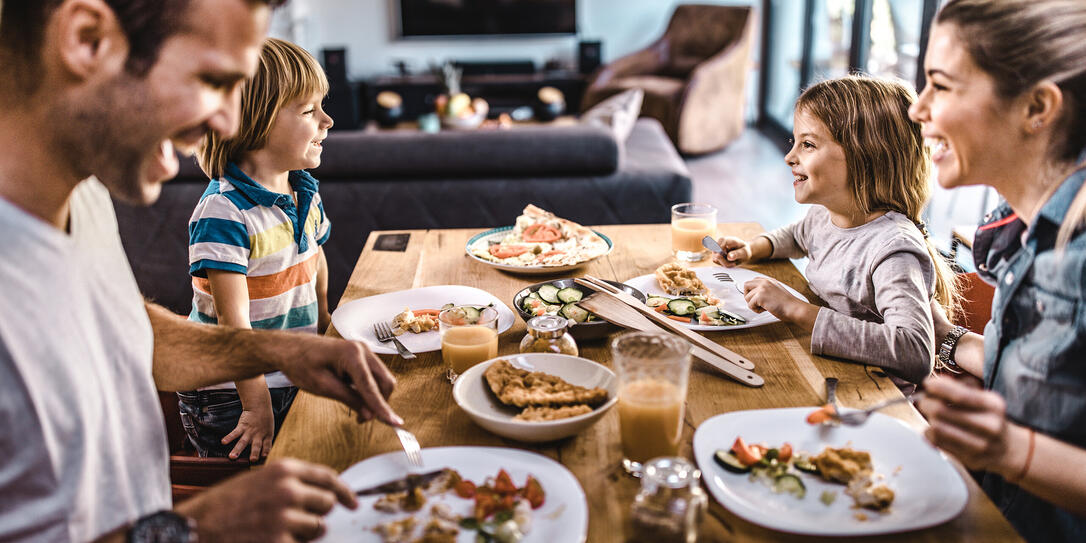Gemeinsames Essen fördert das Familienleben wesentlich. Bild: iStock