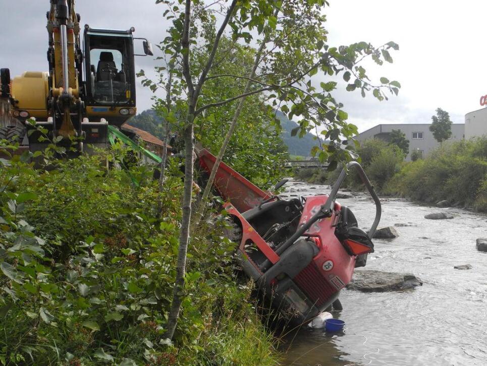 Baumaschine hilft Bauarbeiter: Mit einem Bagger konnte ein Mann, der in Einsiedeln mit seinem Fahrzeug in den Fluss Alp fuhr und eingeklemmt wurde, befreit werden. (Bild Kantonspolizei Schwyz)