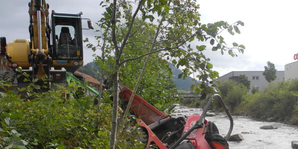 Baumaschine hilft Bauarbeiter: Mit einem Bagger konnte ein Mann, der in Einsiedeln mit seinem Fahrzeug in den Fluss Alp fuhr und eingeklemmt wurde, befreit werden. (Bild Kantonspolizei Schwyz)