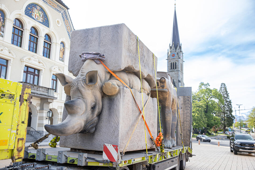 Aufbau der Skulpturen der Bad Ragartz in Vaduz (26.04.2024)