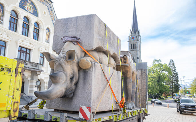 Aufbau der Skulpturen der Bad Ragartz in Vaduz (26.04.2024)