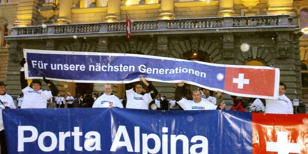 Die Bündner Regierung und das Kantonsparlament lassen beim Projekt einer Porta Alpina nicht locker (Archiv).
