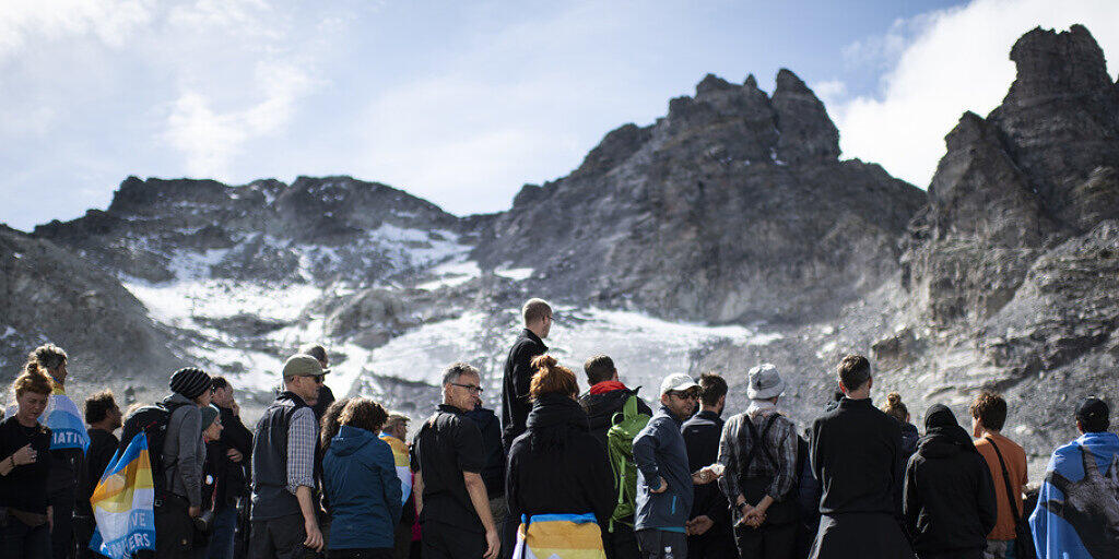 So gut wie nicht mehr da: Rund 100 Menschen haben am Sonntag des Pizol-Gletschers mit einem Trauermarsch gedacht.