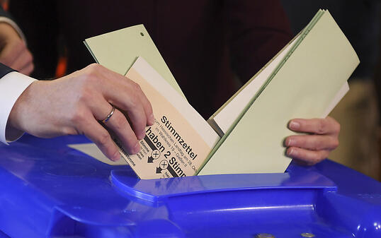 Die Bevölkerung in Hessen wählt ein neues Parlament. Es wird mit einem engen Wahlausgang gerechnet.