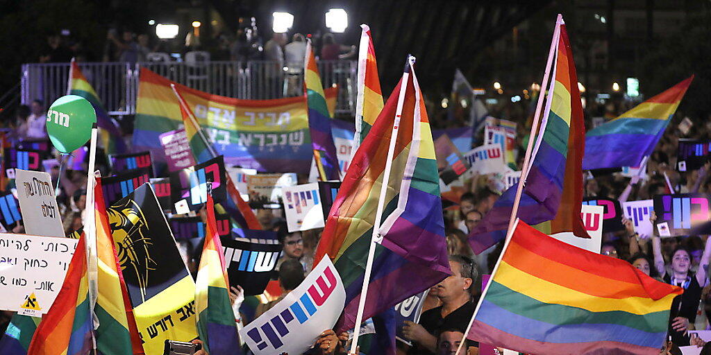 In Israel sind am Sonntag Tausende mit Regenbogenfahnen auf die Strasse gegangen, um gegen ein neues Gesetz zu protestieren.