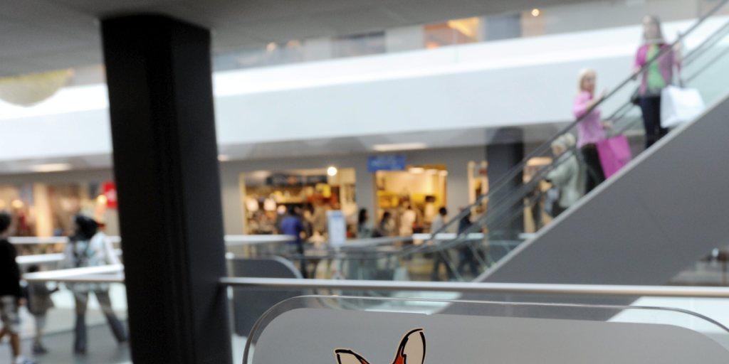 Das Shopping Center Foxtown in Mendrisio kommt aus der Grauzone: Jahrelang wurde dort ohne rechtliche Grundlage auch sonntags gearbeitet. Ein neues Arbeitsgesetz auf Bundesebene legalisiert dieses Vorgehen per 1. August.