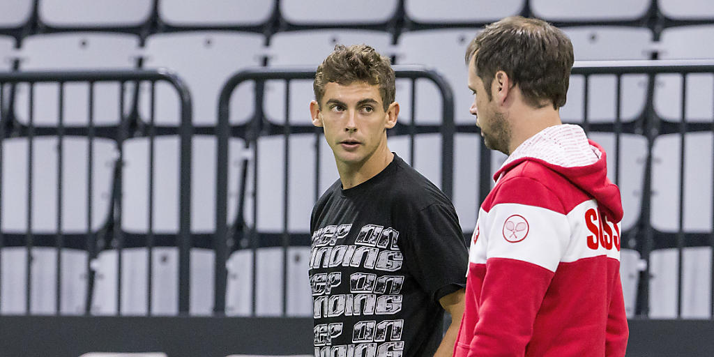 Henri Laaksonen im Gespr&auml;ch mit Davis-Cup-Captain Severin L&uuml;thi vor dem Duell gegen Weissrussland