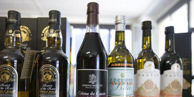Flasche "Creme de Cassis de Dijon" in einem Geschäft (Symbolbild)