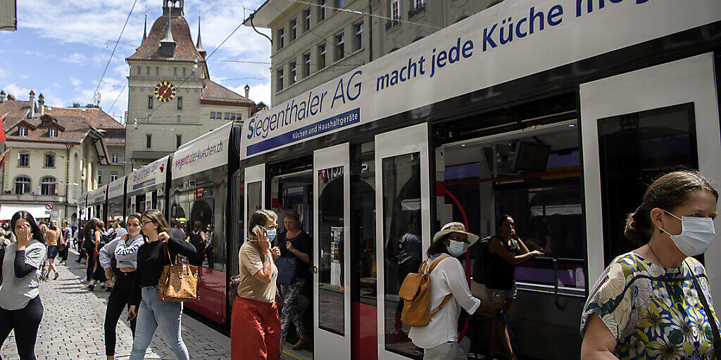 70 neue Corona-Fälle sind am Sonntag gemeldet worden. Zur Vermeidung neuer Ansteckungen mit dem Coronavirus gilt ab Montag eine Maskenpflicht im öffentlichen Verkehr. (Archivbild)