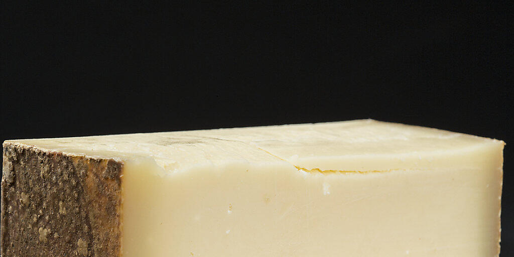 Der Konsum von Hartkäse von Schweizerinnen und Schweizern ist stabil. Von den Sorten essen sie am liebsten die traditionellen. (Symbolbild)