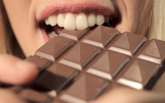Mit dem Tourismus leiden auch die Schweizer Schokoladehersteller. (Archivbild)