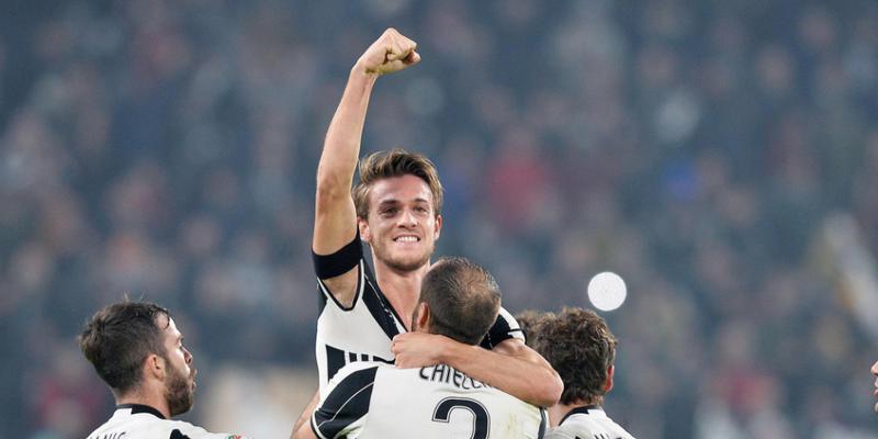 Juventus-Verteidiger Daniele Rugani (Mitte) feiert sein Tor gegen Atalanta