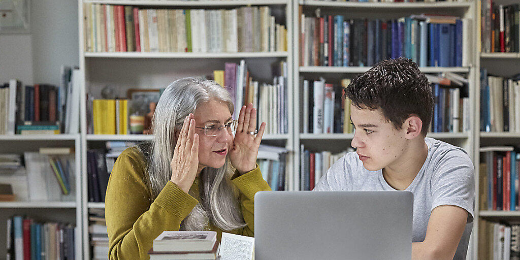 Auch ältere Menschen interessieren sich immer mehr fürs Internet. So hat die Zahl der Internetnutzenden im Alter ab 54 Jahren laut einer BFS-Erhebung massiv zugenommen. (Archivbild)