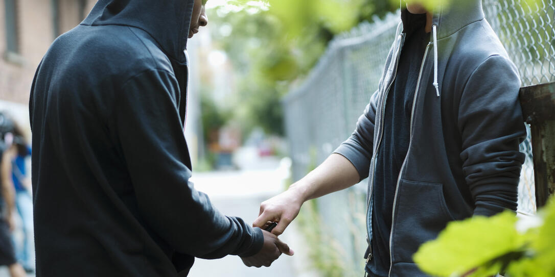 2 Jugendliche,Alter,Aussen,Austausch,Auteurs,Cannabis,Diskretion,Droge,Ethnische Herkunft,Gasse,Gemischtrassige Gruppe,Geschaeft,Geschaeft,Handlungen,Jacke,Jugendalter,Jugendlich,Junge,Kapuze,Kauf,Kind,Kleidungsstueck,Kriminalitaet,Marie-reine Mattera,Mens 2 Jugendliche,Alter,Aussen,Austausch,Auteurs,Cannabis,Diskretion,Droge,Ethnische Herkunft,Gasse,Gemischtrassige Gruppe,Geschaeft,Geschaeft,Handlungen,Jacke,Jugendalter,Jugendlich,Junge,Kapuze,Kauf,Kind,Kleidungsstueck,Kriminalitaet,Marie-reine Mattera,Mens