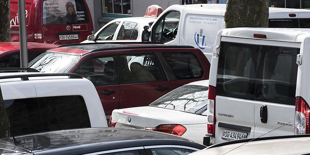 Weniger Belastung fürs Klima, zugleich eine leistungsfähigere Autoindustrie: Die EU-Kommission hat am Mittwoch in Brüssel ihren Vorschlag für schärfere CO2-Grenzwerte für Autos vorgeschlagen.