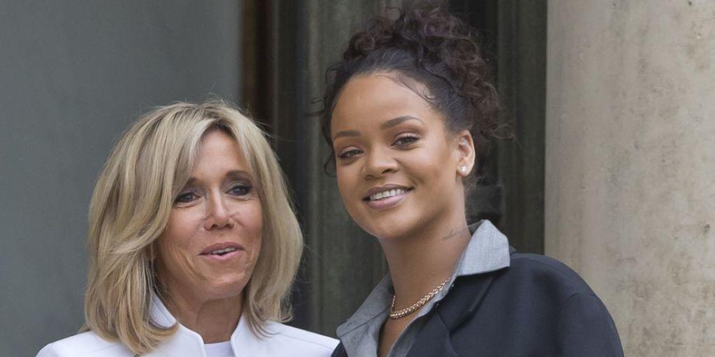 Die französische Präsidentengattin Brigitte Macron empfing die US-Sängerin Rihanna vor dem Präsidentenpalast.