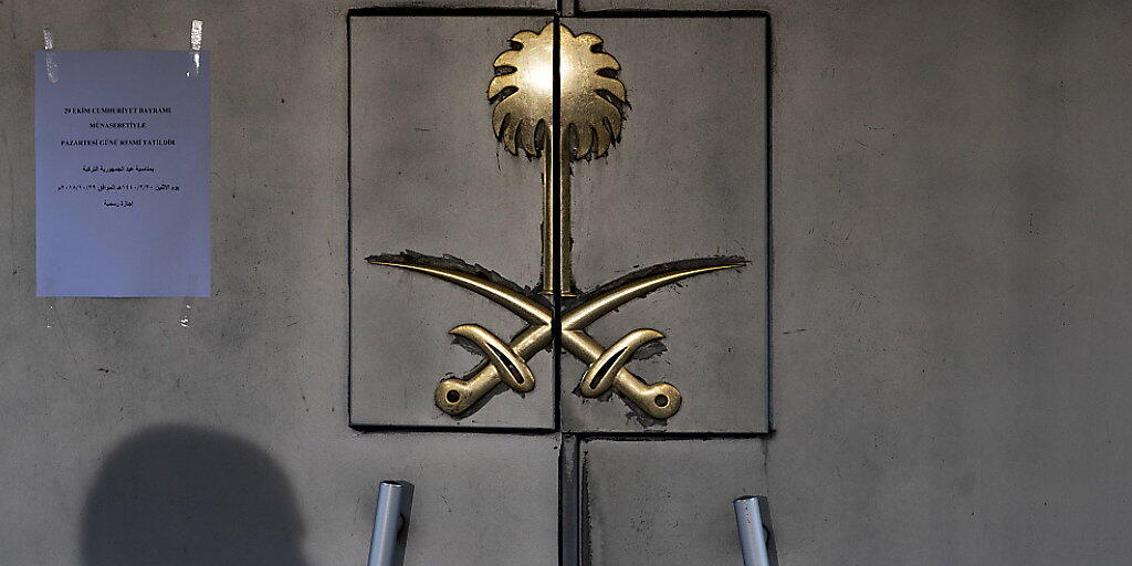 Was genau hinter dieser Türe des saudi-arabischen Konsulats in Istanbul geschah, bleibt weiter unklar. Es kursieren aber neue Theorien. (Archivbild) Was genau hinter dieser Türe des saudi-arabischen Konsulats in Istanbul geschah, bleibt weiter unklar. Es kursieren aber neue Theorien. (Archivbild)