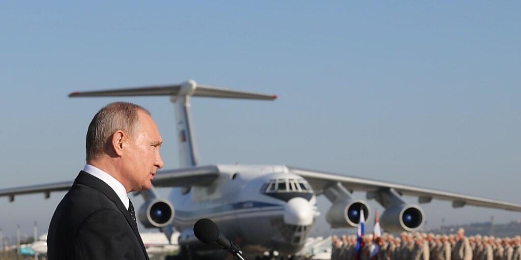 Der russische Präsident Wladimir Putin besuchte im Dezember 2017 den russischen Stützpunkt Humaimim bei Latakia an der syrischen Mittelmeerküste.