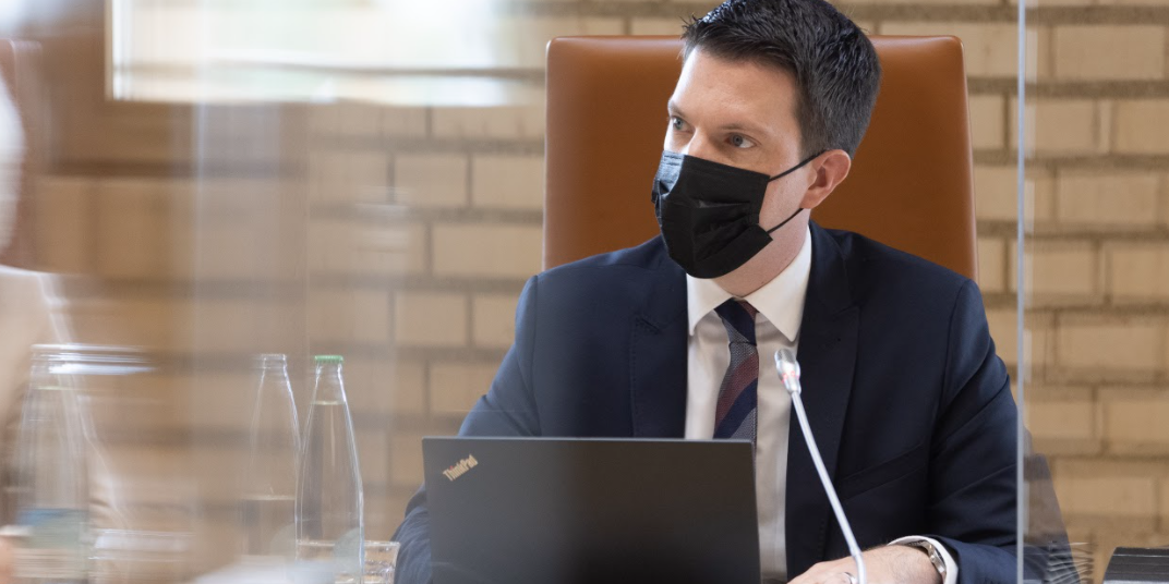 Manuel Frick äussert sich zur Ruggeller Wirtin, die sich gegen die Maskenpflicht wehrt. Manuel Frick äussert sich zur Ruggeller Wirtin, die sich gegen die Maskenpflicht wehrt.