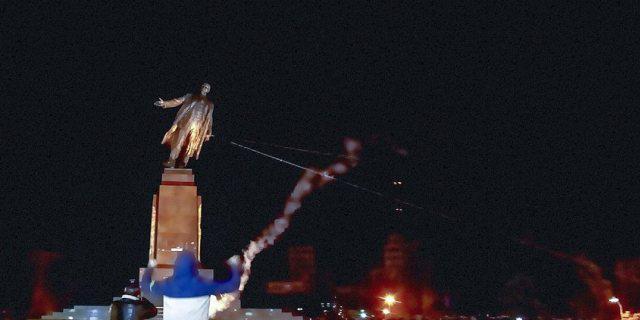 Protestierende bejubeln den Fall der Lenin-Statue