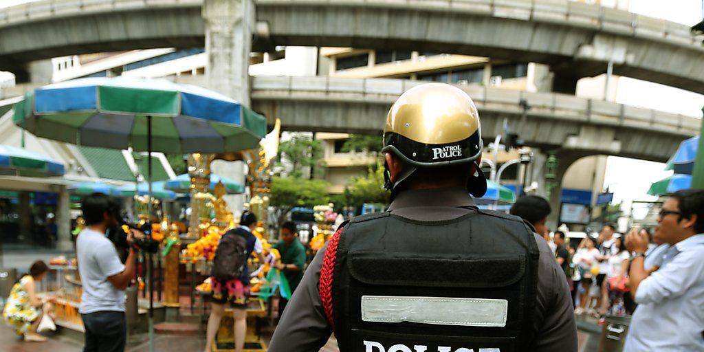 Polizeipatrouille in Thailands Hauptstadt Bangkok: Erneut sind in Thailand zwei Bomben hochgegangen. Bei einem Hotel in Pattani im Süden des Landes starb mindestens ein Mensch, 30 weitere wurden verletzt. (Archivbild)