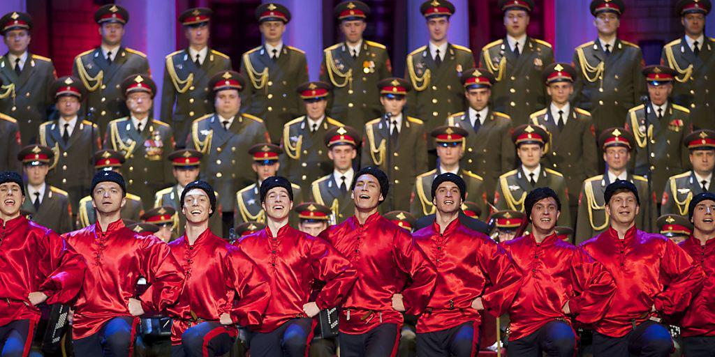 Mitglieder des Alexandrow-Ensembles am Donnerstag bei ihrem ersten Konzert seit dem Flugzeugunglück, das an Weihnachten 64 Chormitglieder das Leben kostete. Mitglieder des Alexandrow-Ensembles am Donnerstag bei ihrem ersten Konzert seit dem Flugzeugunglück, das an Weihnachten 64 Chormitglieder das Leben kostete.