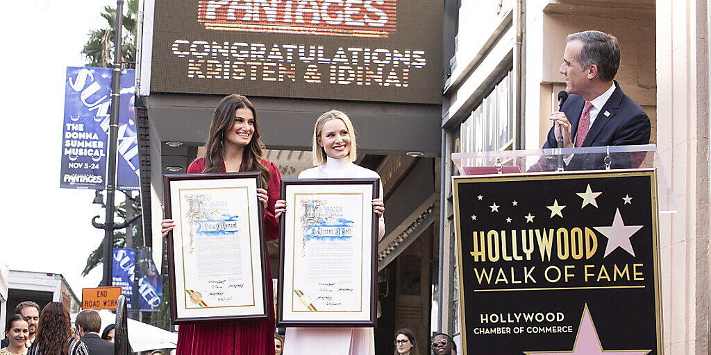 Doppelter Hollywood-Stern: Die US-Schauspielerin Kristen Bell (Mitte) und die Musical-Darstellerin Idina Menzel (links) sind in Hollywood ausgezeichnet worden.