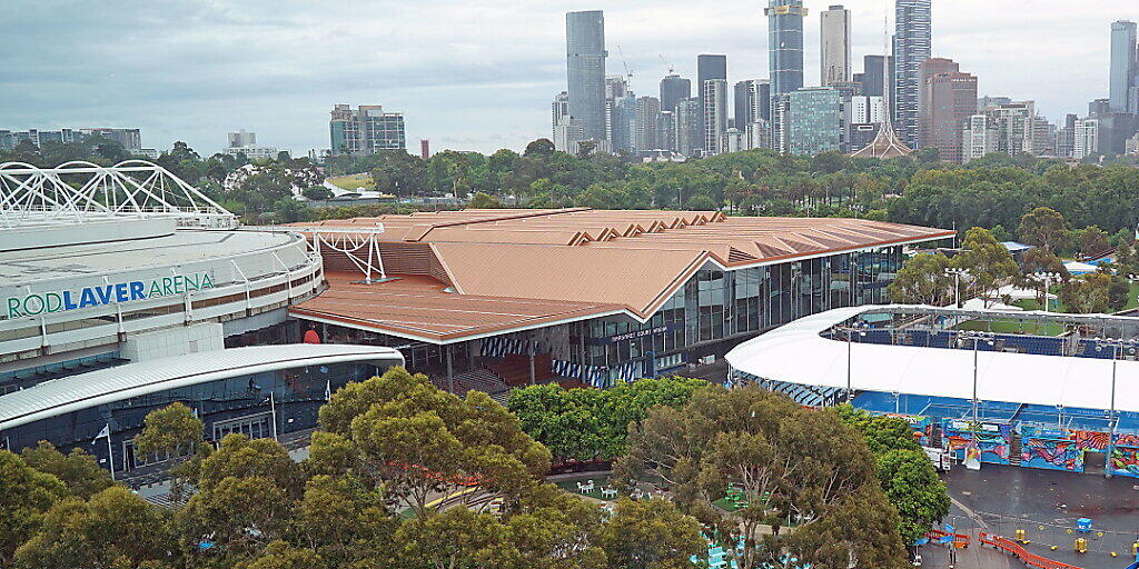 Die Rod Laver Arena (links) in Melbourne soll ab dem 8. Februar gut mit Zuschauern gefüllt werden - trotz der Corona-Pandemie