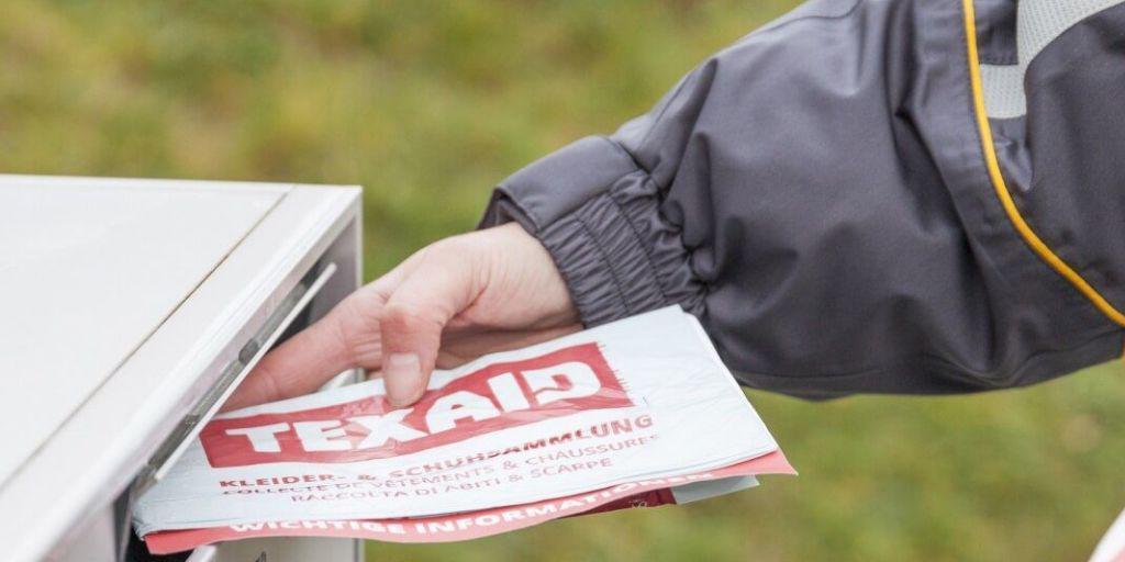 Die Briefträger der Schweizerischen Post betätigen sich neu auch als Kleidersammler für Texaid.