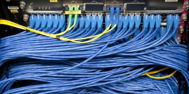 Netzwerkkabel in einem Serverraum (Symbolbild)